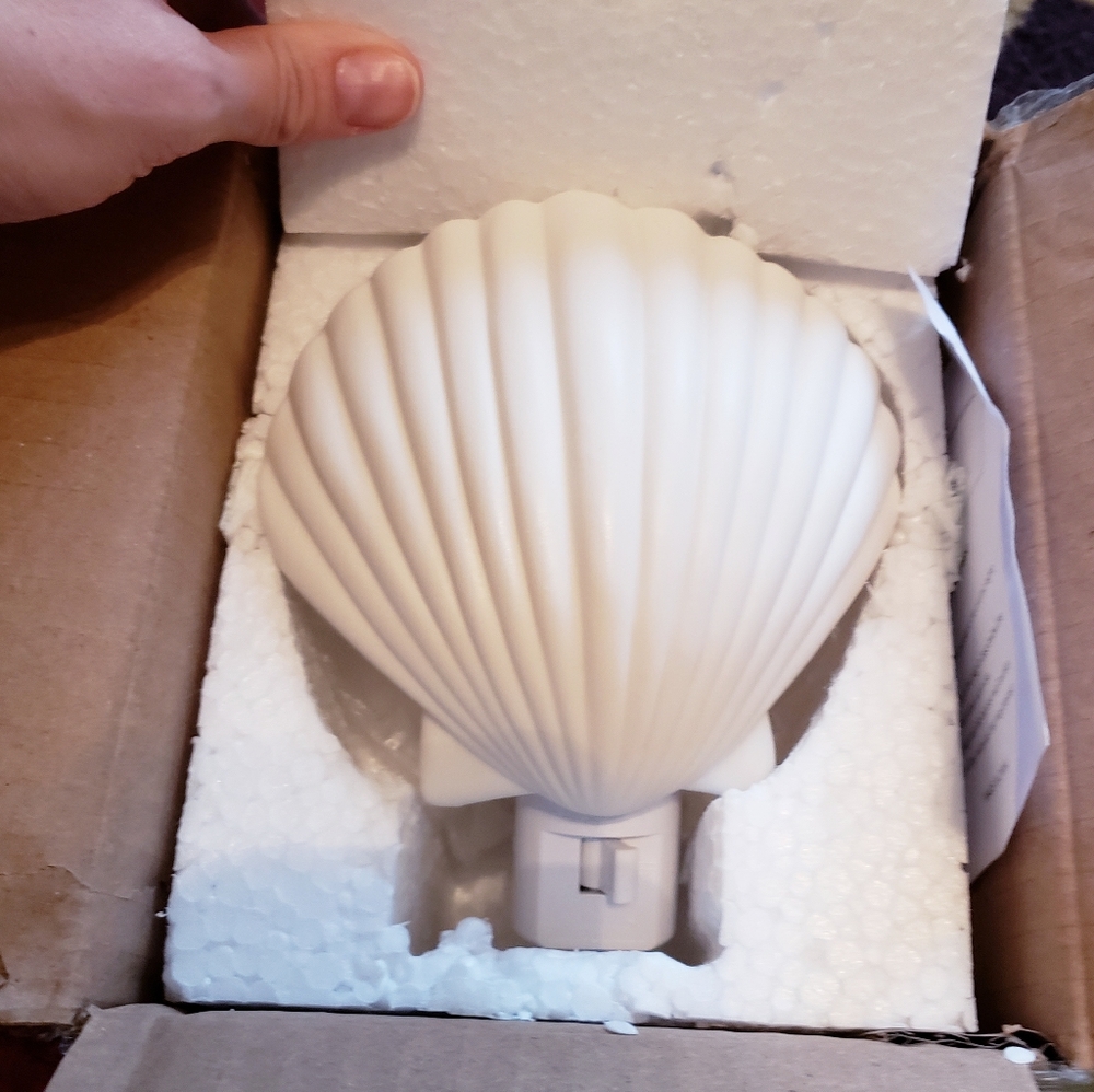 Beachy Coastal Shell Night Light - Picture 4 of 12